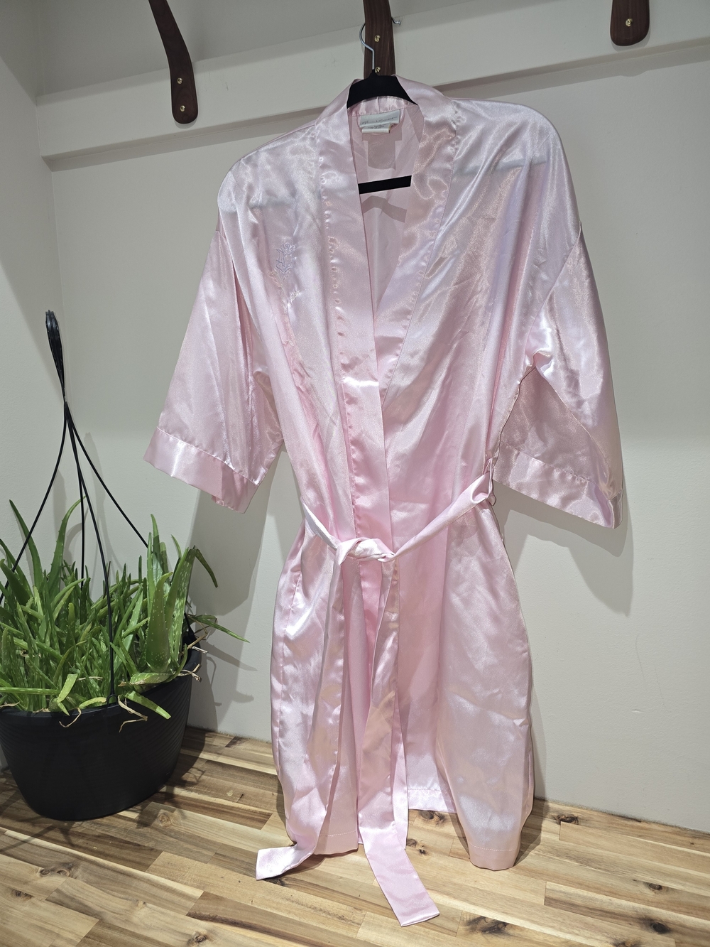 Vintage Gloria Vanderbilt Pink  Embroidered Kimono Robe